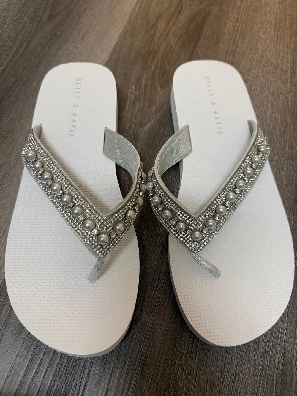 Kelly & Katie Silver Pearl-Trim Flip Flop Sandals 9 Brand New